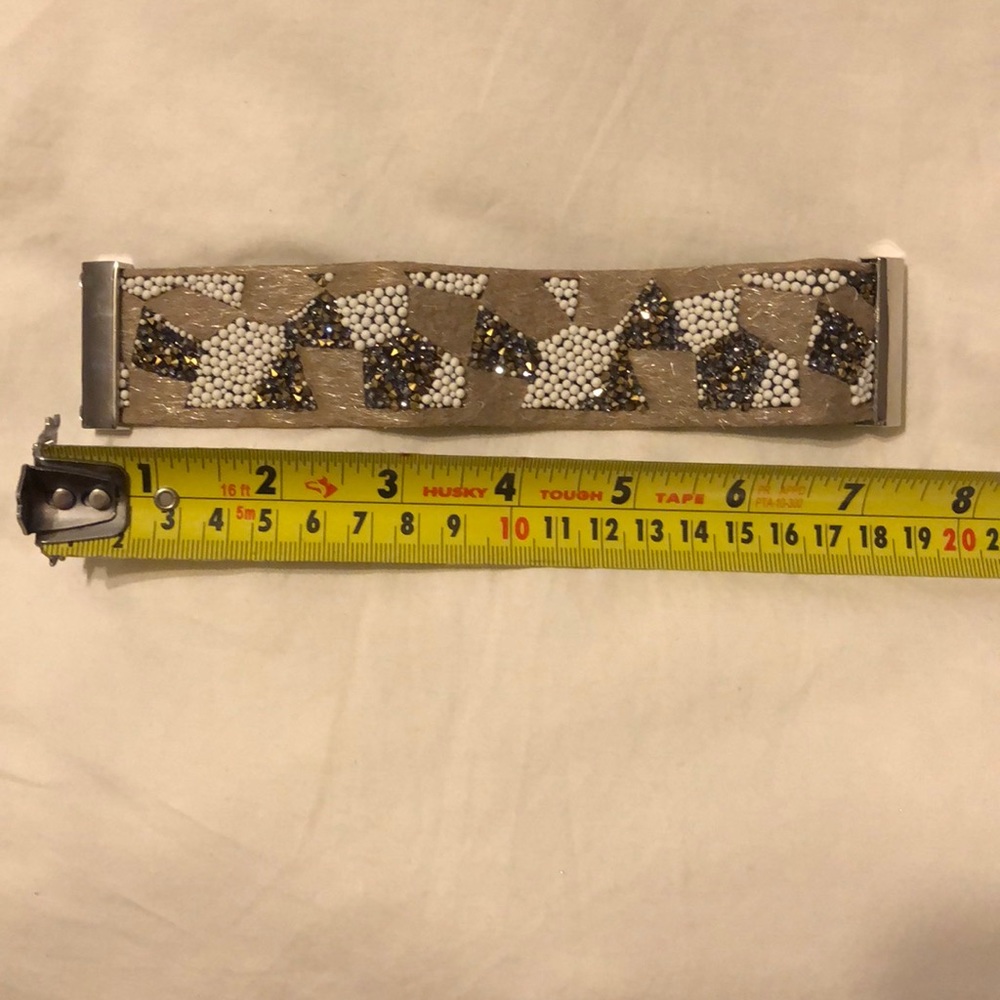 Magnetic close bracelet